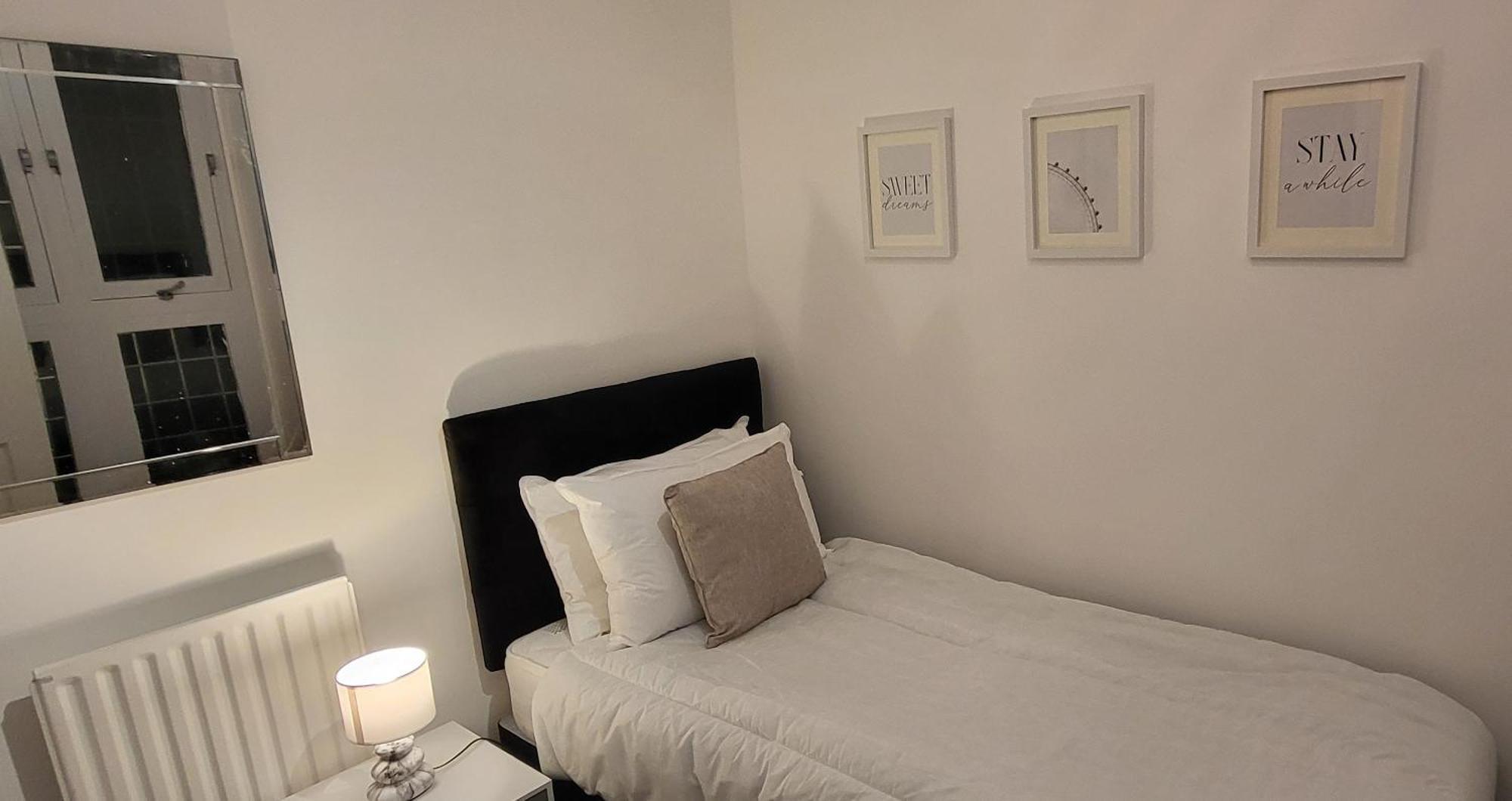 Stunning 2 Bedroom Apartment In Canary Wharf - Morland Apartments London Værelse billede